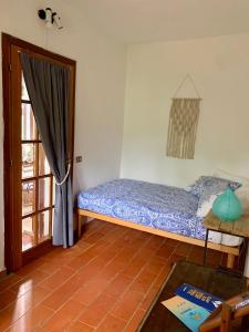 a small room with a bed and a window at La stanza di Campagna in Campiglia Marittima
