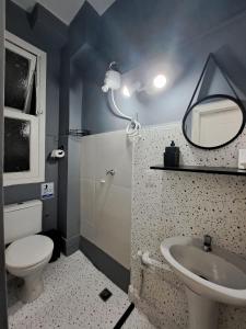 y baño con lavabo, aseo y espejo. en Flat Novinho Cinelândia LAPA VLT e Metrô Aeroporto en Río de Janeiro