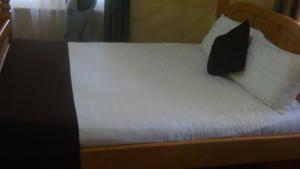 Ein Bett oder Betten in einem Zimmer der Unterkunft New Mulago hospital guest house