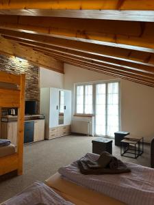 Großes Zimmer mit einem Bett und einem großen Fenster in der Unterkunft Touristenheim Bergfreude in Leukerbad