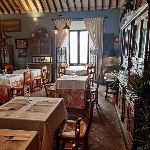 un ristorante con tavoli e sedie in una stanza di Hotel Rural Verde Oliva a Comares