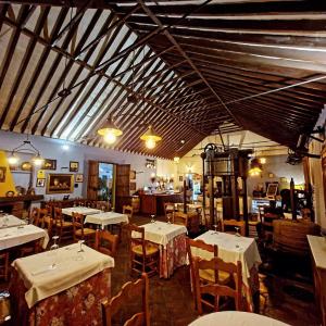 ComaresにあるHotel Rural Verde Olivaのレストラン内のダイニングルーム(テーブル、椅子付)