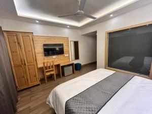 Heryk Hillview Hotel客房内的一张或多张床位