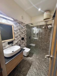 Heryk Hillview Hotel的一间浴室