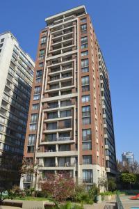 un edificio de apartamentos alto en una ciudad en Excelente 4 personas, cerca del Metro ycentro, en Santiago