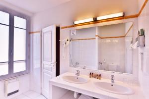 アンティーブにあるラ ギャループ ガルディオールの白いバスルーム(シンク2台、大きな鏡付)