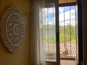 uma janela num quarto com vista em La casita del Bierzo em Carracedelo