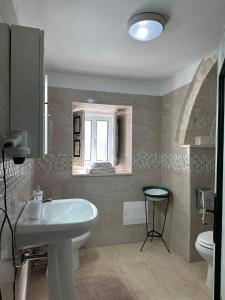 un bagno con lavandino e WC di Il Sogno ad Alberobello