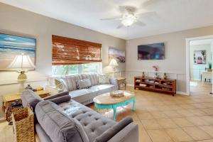 sala de estar con sofá y mesa en Turquoise Palms, en Butler Beach