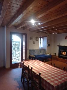 a room with a table and a couch and a window at Casa vacanze Casa di Corte in Adrara San Rocco