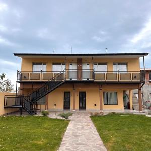 Budova, kde se apartmán nachází + 34 fotografií