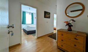- une chambre avec un lit, une commode et un miroir dans l'établissement Miramar-App-06, à Ahlbeck