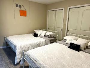 Katil atau katil-katil dalam bilik di Couture Themed 3 Bedroom in Prime Spot with Patio, Parking, Fireplace, Pets Welcome