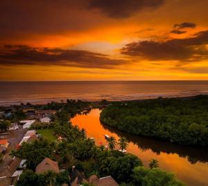una vista aérea del océano con una puesta de sol en Hotel el Paredon en El Paredón Buena Vista