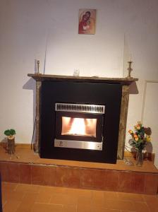 Adrara San RoccoにあるCasa vacanze Casa di Corteの暖炉付きのリビングルーム