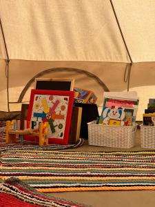 un grupo de juguetes en cestas sobre una alfombra en Glamping Finca el Olivo, en Mijas
