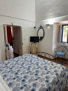 una camera con un letto con copriletto blu e bianco di Il Sogno ad Alberobello