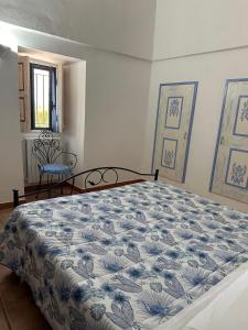 una camera con un letto con copriletto blu e bianco di Il Sogno ad Alberobello