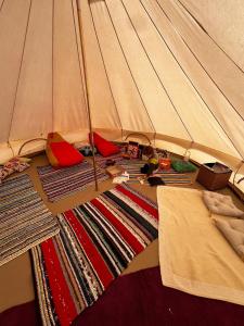 ein Zelt mit drei Matten auf dem Boden in der Unterkunft Glamping Finca el Olivo in Mijas