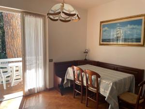 a dining room with a table and chairs and a window at VILLA a 10 minuti dal mare Fregene in Fregene +14 photos