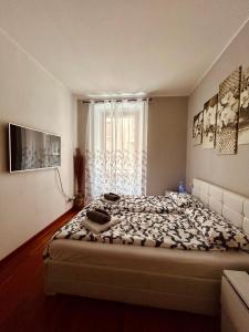 un grande letto in una stanza con finestra di Blu Trieste a Trieste