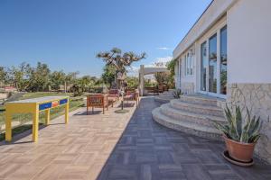 un patio con scale e un edificio di Extravacanza Polignano a Mare a Polignano a Mare