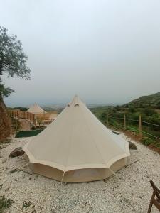 ein großes weißes Zelt auf dem Schotter in der Unterkunft Glamping Finca el Olivo in Mijas