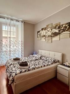 una camera con un grande letto di Blu Trieste a Trieste