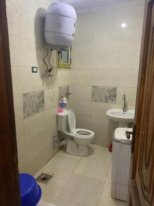 a small bathroom with a toilet and a sink at شقه مصيف للايجار بكمبوند عجيبه سيتي مرسي مطروح in Zâwyet Umm el Rakham