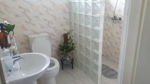 Gambar di galeri bagi Danfa - 1 Bed - 1 Bath - Pet Friendly - Parking di Danfa