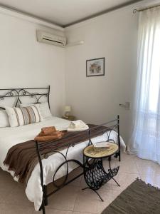 - une chambre avec un lit et une table dans l'établissement Sangio' Apartment, à Lecce
