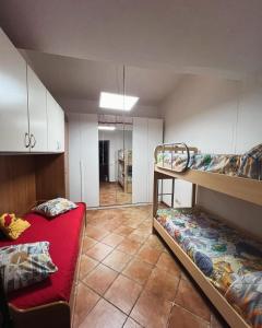 Zimmer mit 2 Etagenbetten und Flur in der Unterkunft Villa Azzurra Fronte Mare in Capitana