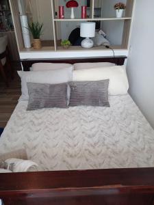 una cama con almohadas en una habitación en Narama Luxury near to the airport en Guatemala