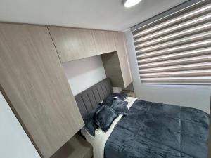 Cama ou camas em um quarto em Apartamento cerca al aeropuerto