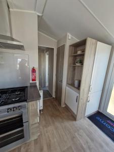 希舍姆Willaby skye的配有炉灶和台面的厨房