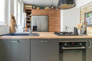 uma cozinha com um lavatório e um frigorífico em Maison Spacieuse Centre Ville Métro L9 em Montreuil