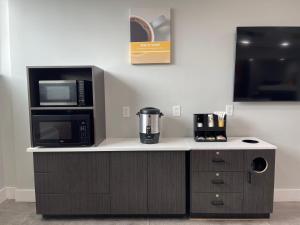 Dapur atau dapur kecil di Motel 6 Arlington TX Entertainment District