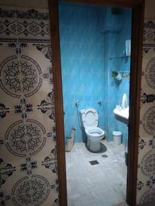 łazienka z toaletą i umywalką w obiekcie Maison brahim w mieście Agadir