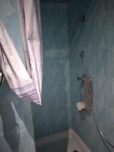 La salle de bains est pourvue d'une douche avec rideau de douche. dans l'établissement Maison brahim, à Agadir
