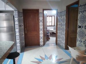 kuchnia z lodówką i drzwi w pokoju w obiekcie Maison brahim w mieście Agadir