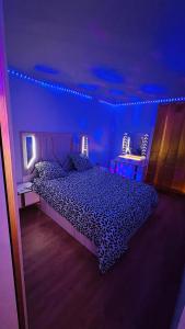 a bedroom with a bed in a purple room at Appartement Luxueux de haut standing avec une terrasse vue sur la ville lumière in Lyon