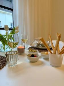 a table with a plate of food and glasses of wine at Stilvoll wohnen am St. Johanner Markt in Saarbrücken +12 photos