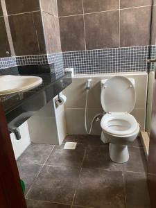 モンバサにあるDanmicのバスルーム(トイレ、洗面台付)