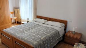 een slaapkamer met een groot bed met 2 kussens bij Al Piccolo Borgo Antico in Torri del Benaco