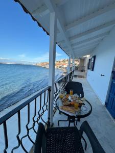 Balkón nebo terasa v ubytování Artaki beach house with view