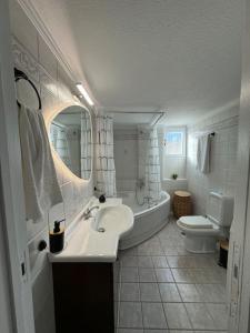 Koupelna v ubytování Artaki beach house with view