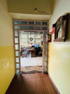 Zimmer mit einer Tür zum Wohnzimmer in der Unterkunft Best Home Stay in Nagla Dhīmar