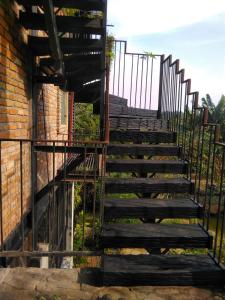 un conjunto de escaleras junto a un edificio de ladrillo en TRANQUIL Tropical Hideaway en Kaduwela