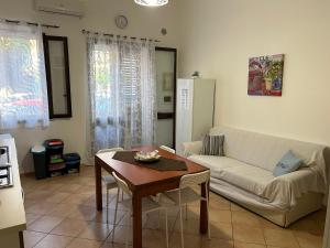 a living room with a couch and a table at A casa ru zu Nino in Capaci
