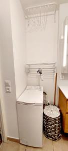 cocina con nevera blanca en una habitación en Chic & Cosy apartment - 60m2, 3 rooms, en Asnières-sur-Seine